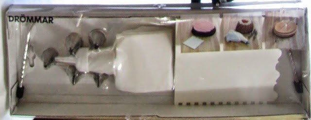 caja con manga pastelera boquillas, peine pastelero y lira para tartas