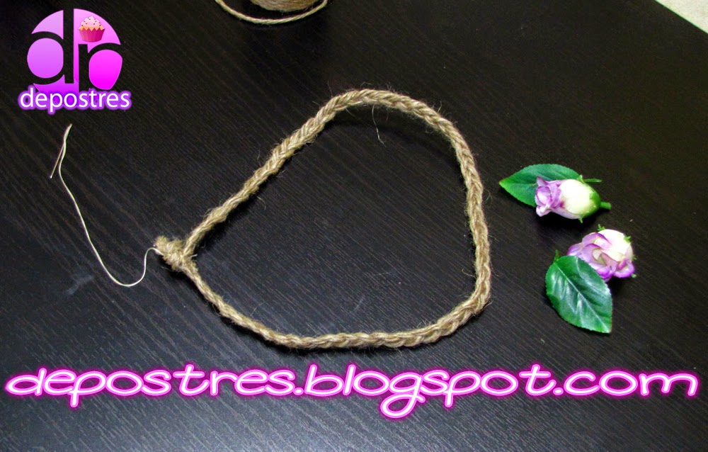 coser los cabos de la cuerda e ir pegando o cosiendo flores