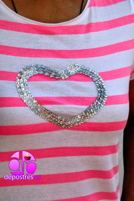 camiseta decorada o tuneada con lentejuelas