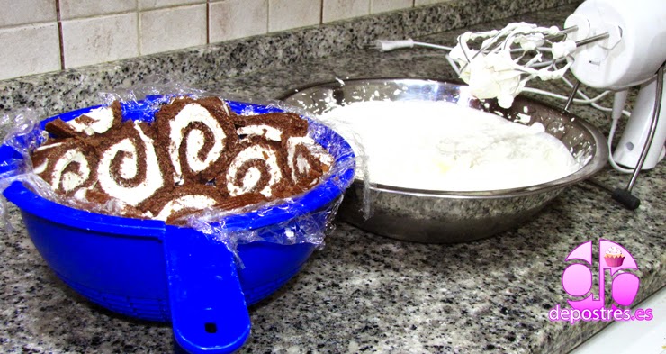 una vez formado el cuerpo de la tarta se rellena de nata montada