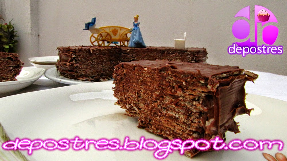 porción de tarta de obleas con nutella o tarta huesitos