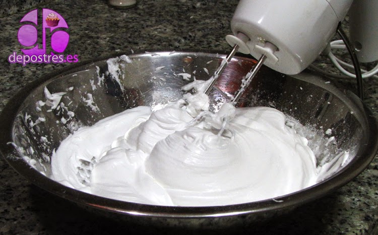 batiendo para hacer merengue 
