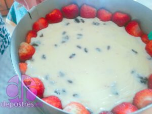 preparación de la tarta de fresas y chocolate blanco